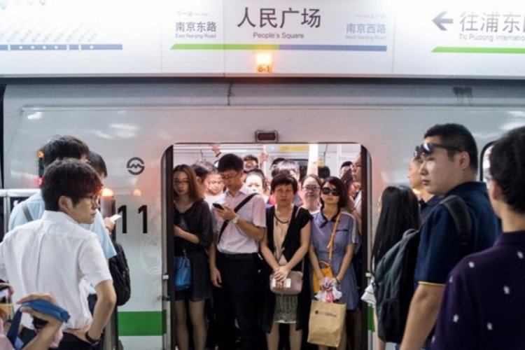 &Ccedil;in'de metro yolcularına 'gayri medeni davranışlar yasağı'