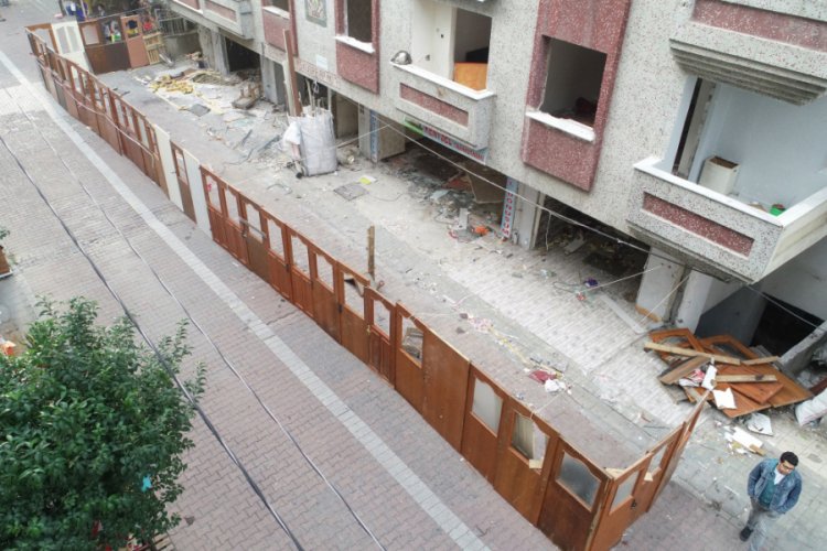 Riskli binada 'kapılı &ouml;nlem' sokak sakinlerini b&ouml;ld&uuml;