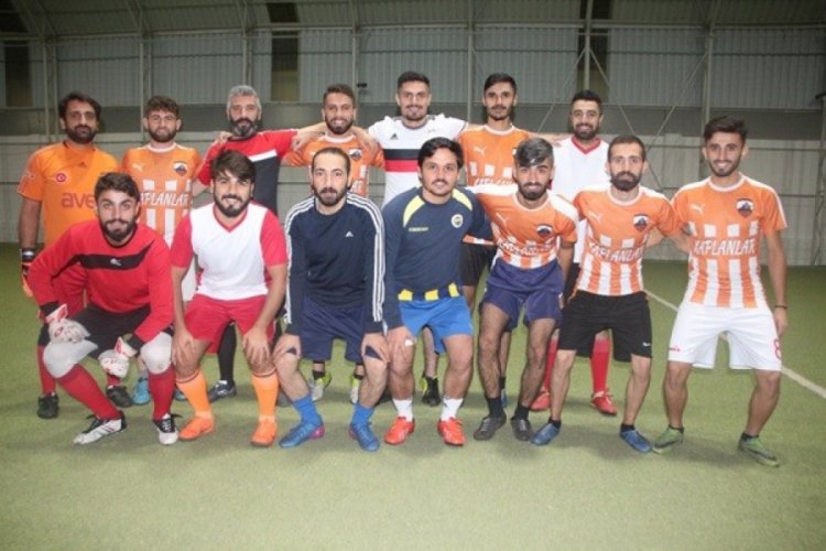 Polisler ile &ouml;ğrenciler halı sahada buluştu