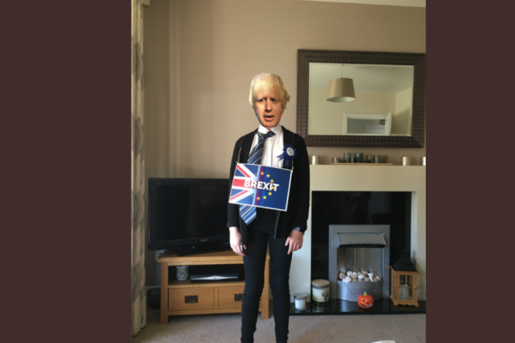 Cadılar Bayramı'nda Boris Johnson kılığına girdiler