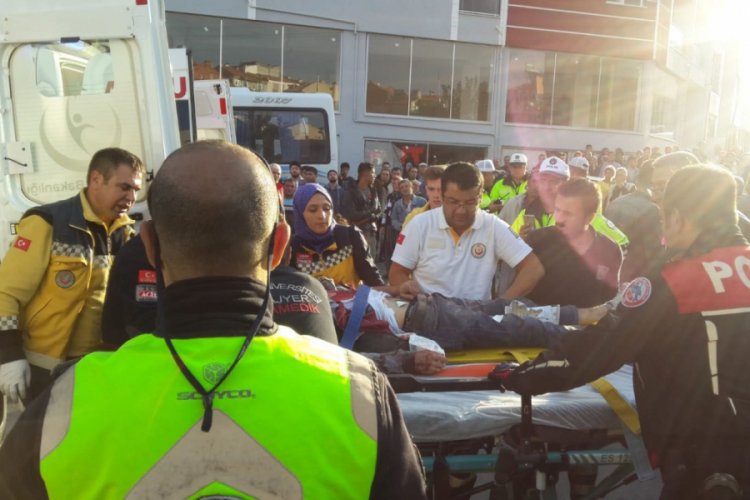 Uşak'ta iş&ccedil;ileri taşıyan servis aracı devrildi: 10'nun &uuml;zerinde yaralı