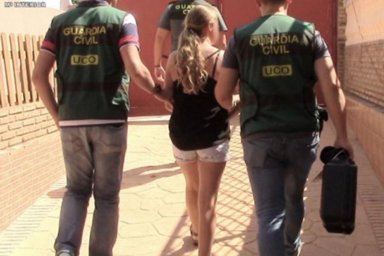 Kızlarının cinsel i&ccedil;erikli g&ouml;r&uuml;nt&uuml;lerini &ccedil;ekip satan kadına hapis cezası