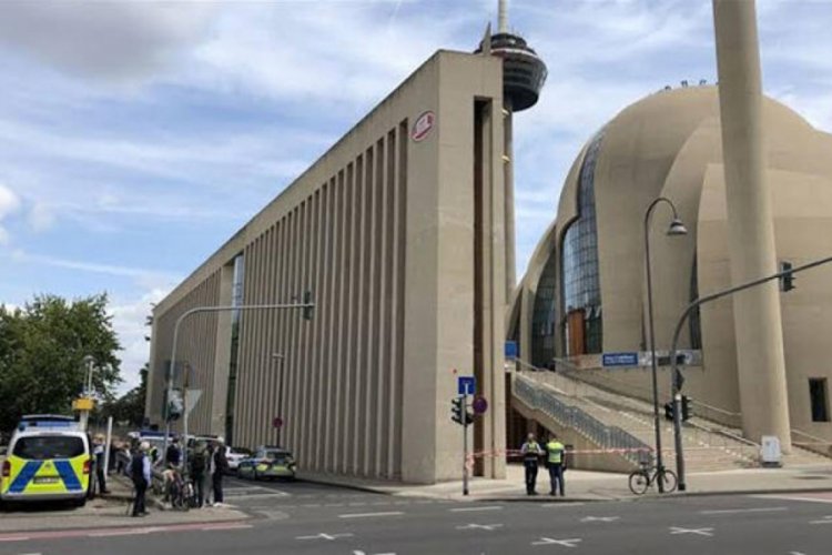 K&ouml;ln'deki T&uuml;rk İslam Birliği Genel Merkezi'ne bomba ihbarı