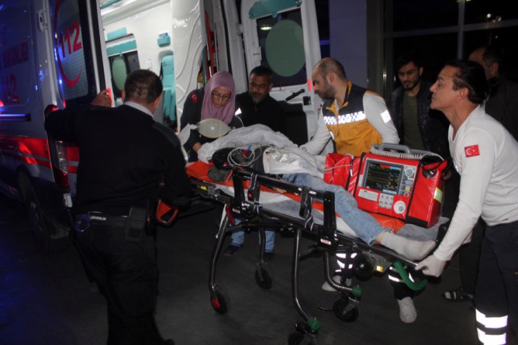 Tartıştığı oğlunu g&ouml;ğs&uuml;nden bı&ccedil;akladı