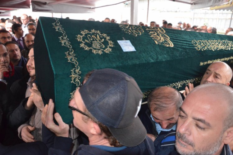 Bayrakları s&ouml;kerken vin&ccedil; sepetinden d&uuml;ş&uuml;p &ouml;len iş&ccedil;i toprağa verildi