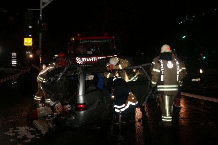 İstanbul Sarıyer'de kazada otomobilde sıkışan hamile kadını itfaiye kurtardı