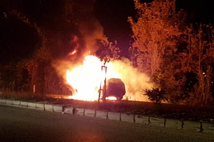 Seyir halindeki l&uuml;ks ara&ccedil; alev alev yandı