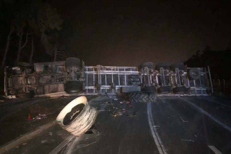 Bursa-Balıkesir karayolunu trafiğe kapatan kaza!