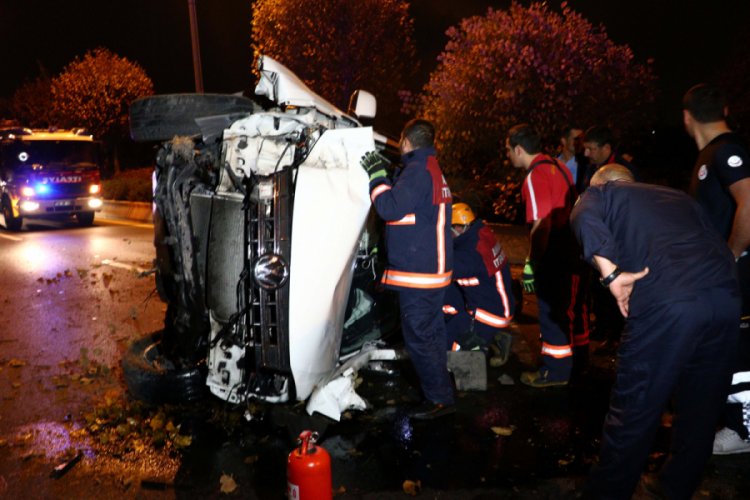 Ref&uuml;je &ccedil;arpan pikap takla attı