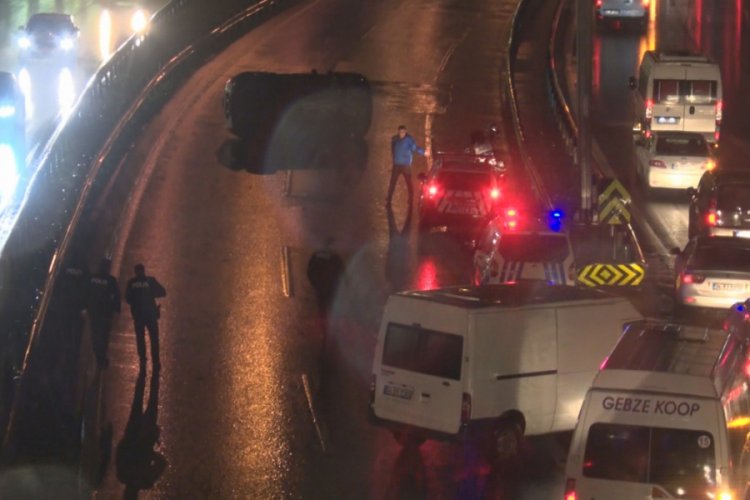 Polis aracı bariyere &ccedil;arptı: 1 polis hafif yaralı