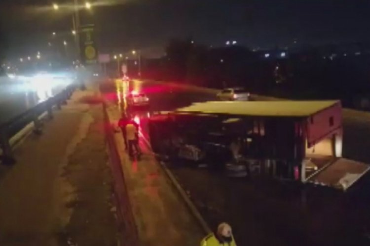 Bariyerleri aşan kamyon alt yola u&ccedil;tu