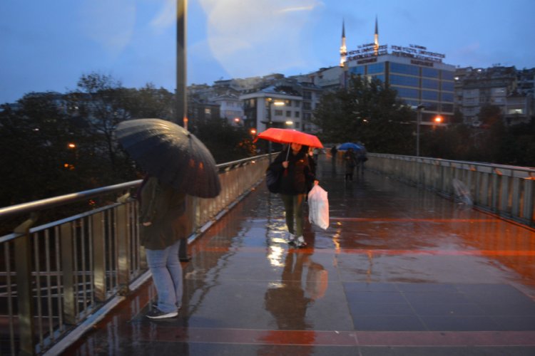 İstanbullular g&uuml;ne yağmur ile uyandı