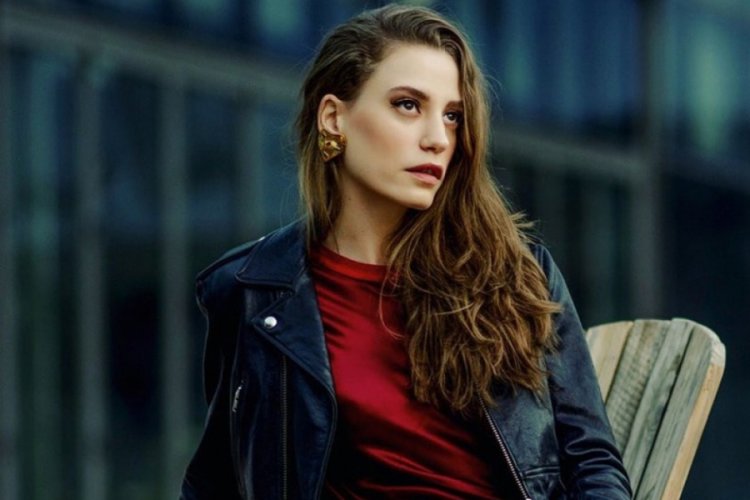 Serenay Sarıkaya, bacak dekoltesiyle mest etti