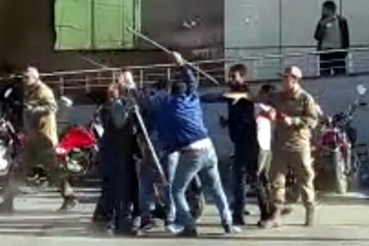 K&ouml;yl&uuml;ler kavga etti, ortalık savaş alanına d&ouml;nd&uuml;