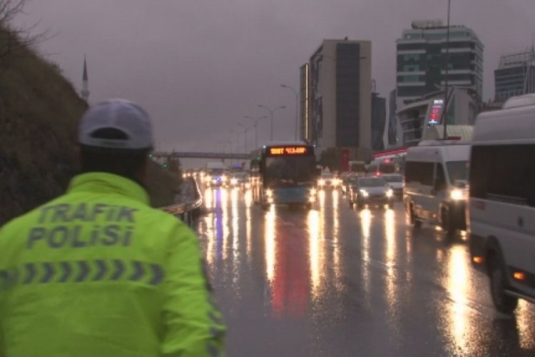 &Ccedil;akar denetimi sırasında emniyet şeridi kullanan s&uuml;r&uuml;c&uuml;ye ceza