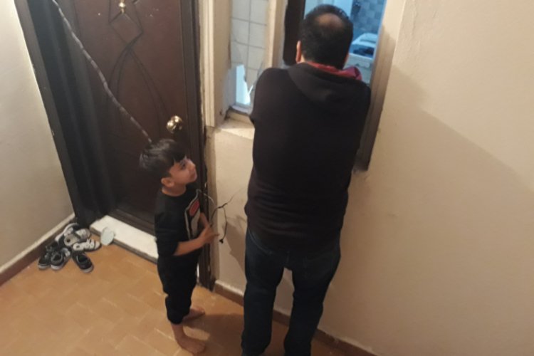 G&ouml;zyaşları i&ccedil;inde &ccedil;ocuklarını kurtardı