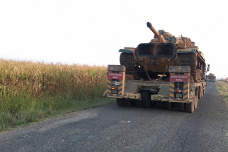 Devriye &ouml;ncesi sınır hattına tank sevkiyatı