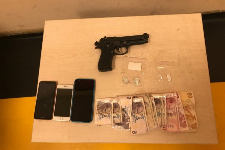 Uyuşturucu tacirleri polisten ka&ccedil;amadı