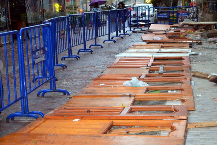 Avcılar'daki riskli binadaki 'kapılı &ouml;nlem' yerine demir bariyer geldi