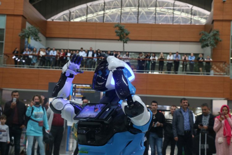 Sabiha G&ouml;k&ccedil;en Havalimanı'nda danışma hizmeti verecek robot g&ouml;reve başladı