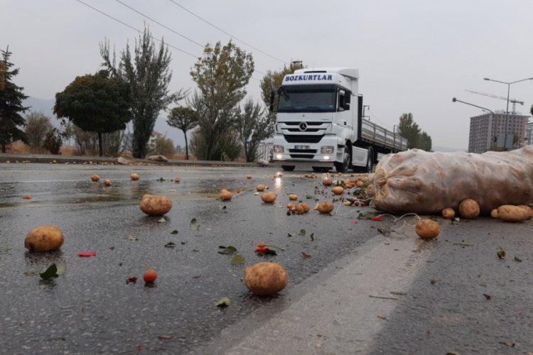 Patates y&uuml;kl&uuml; tır devrildi, karayolu patates tarlasına d&ouml;nd&uuml;
