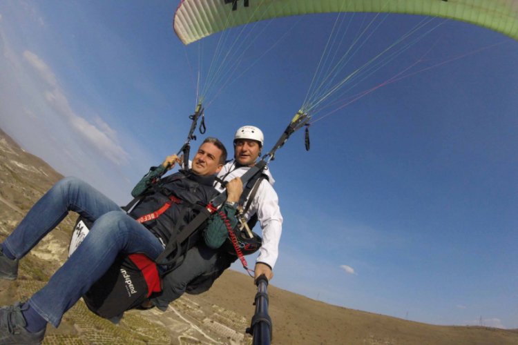 Kaymakam, il&ccedil;eyi yama&ccedil; paraş&uuml;t&uuml;yle havadan izledi
