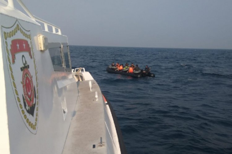 S&uuml;r&uuml;klenen bottaki 28 ka&ccedil;ak g&ouml;&ccedil;men kurtarıldı