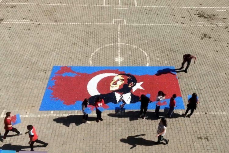 26 bin 400 atık kapaktan 'Cumhuriyet' temalı Atat&uuml;rk mozaiği yaptılar