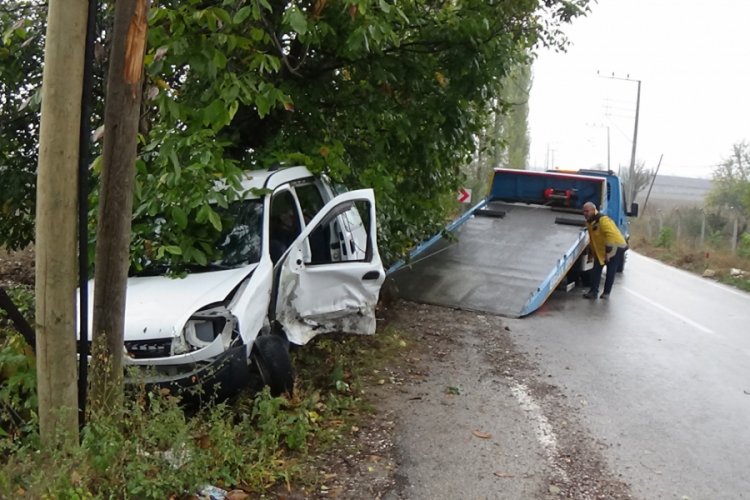Bursa'da hafif ticari ara&ccedil; ile otomobil &ccedil;arpıştı: 5 yaralı