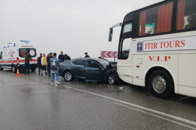 Otob&uuml;s ile otomobil &ccedil;arpıştı 2 kişi yaralandı