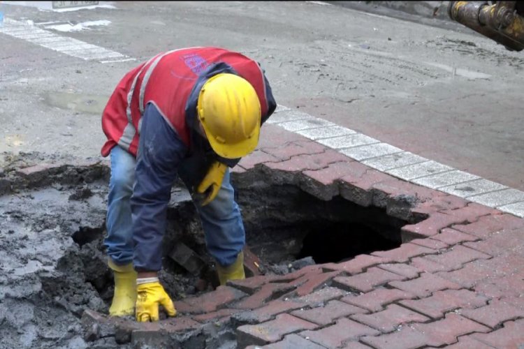 Yağmurun ardından yol &ccedil;&ouml;kt&uuml;