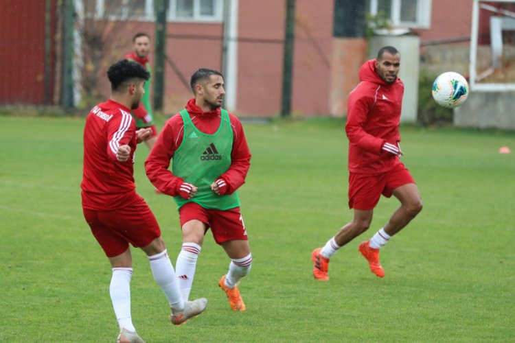 Sivasspor yağmur altında &ccedil;alıştı