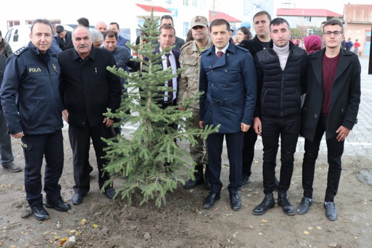 Şehit Eren &Ouml;zt&uuml;rk anısına ağa&ccedil; dikme etkinliği