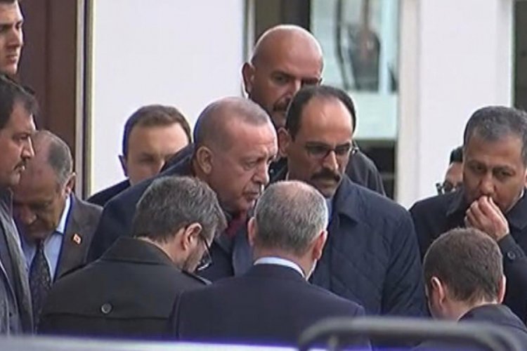 Cumhurbaşkanı Erdoğan cuma namazı &ouml;ncesi yanına gelen vatandaşın mektubunu aldı