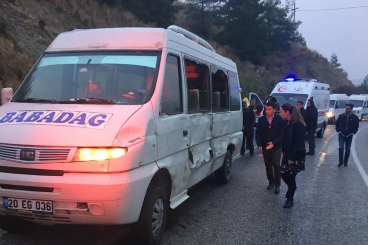 &Ouml;ğrenci servisi ile minib&uuml;s &ccedil;arpıştı 3 kişi yaralındı
