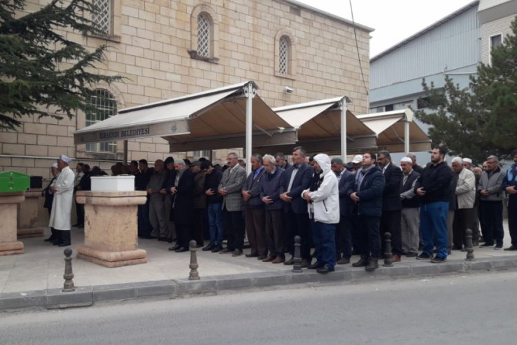 Viyana'da eşinin &ouml;ld&uuml;rd&uuml;ğ&uuml; Tuğba ve 2 &ccedil;ocuğu, Kırşehir'de toprağa verildi