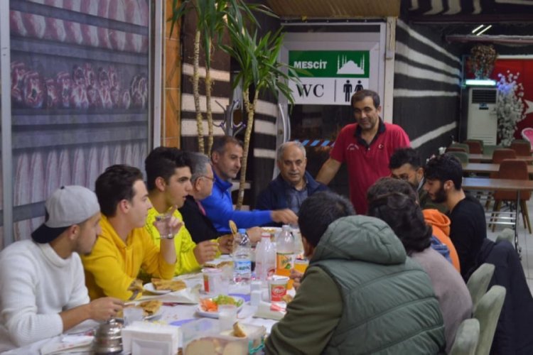 Bayırk&ouml;ysporlu futbolcular zorlu Bilecikspor ma&ccedil;ı &ouml;ncesi yemekte buluştular