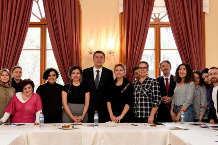 Bakan Sel&ccedil;uk tedavi g&ouml;ren &ccedil;ocukların g&ouml;n&uuml;ll&uuml; &ouml;ğretmenleriyle buluştu