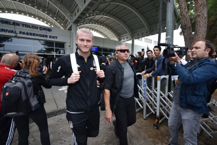 Beşiktaş kafilesi &ccedil;i&ccedil;eklerle karşılandı