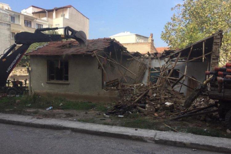 Bursa Karacabey'de metruk binalar yıkılıyor
