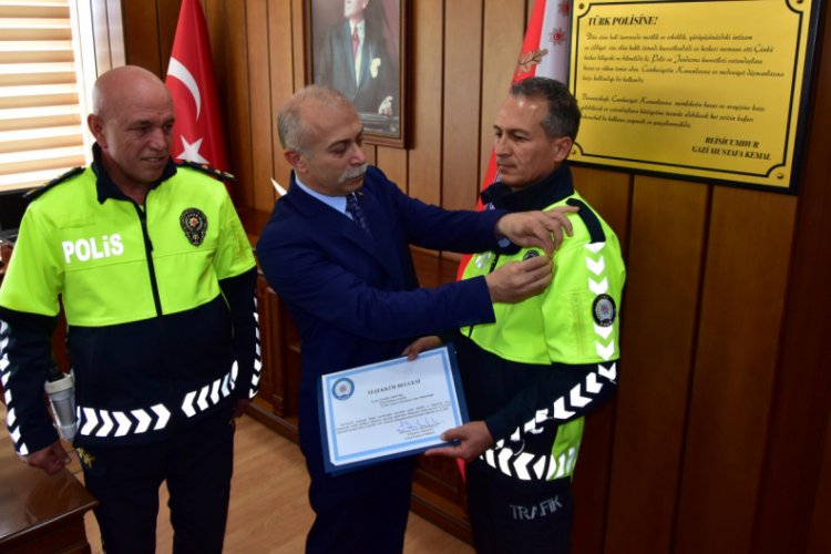 Kaputta 2 kilometre yol giden polis memuru &ouml;d&uuml;llendirildi