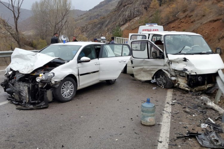 G&uuml;m&uuml;şhane'de iki ayrı trafik kazasında 9 kişi yaralandı