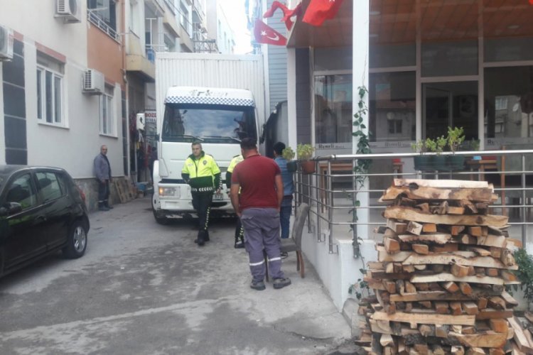 Kamyonu durdurmak isterken duvarla ara&ccedil; arasında kaldı