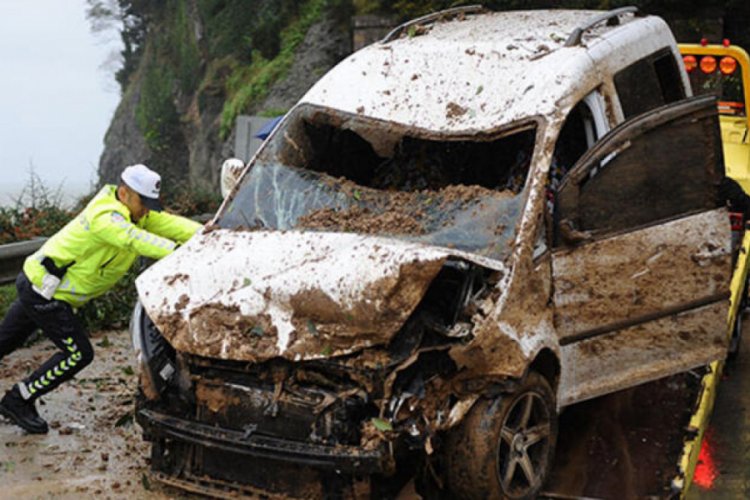 T&uuml;nel &ccedil;ıkışında heyelan sonrası kaza: 3 yaralı