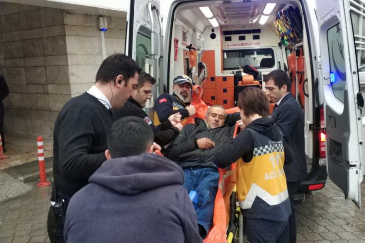 Adliye girişinde d&uuml;şerek hastanelik oldu