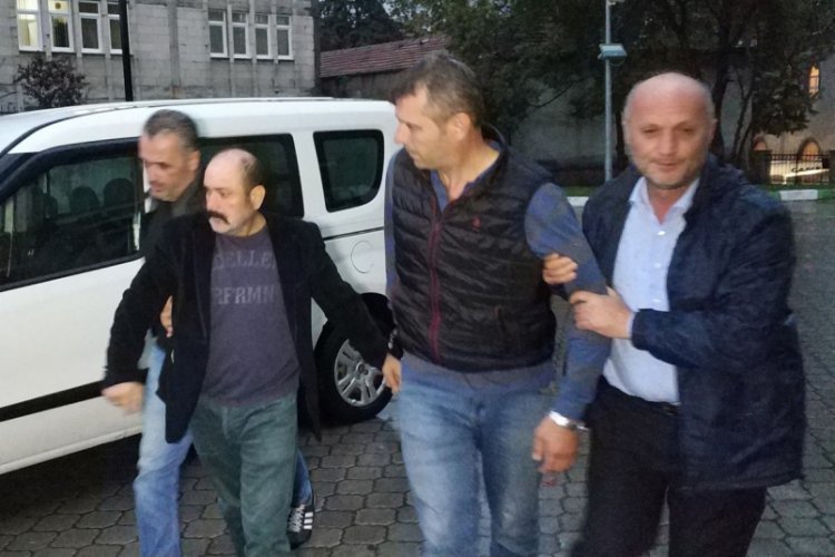 Bı&ccedil;akla yaraladıkları şahsı hastaneye g&ouml;t&uuml;ren aracı kurşunladılar
