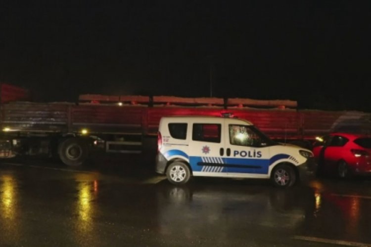 Sivas'ta otomobil tırın altına girdi: 4 yaralı