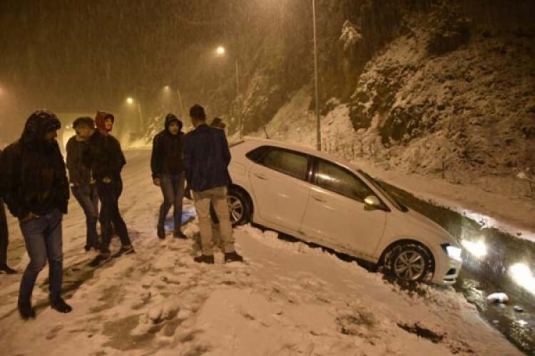 Kar kalınlığı 10 santimetreye ulaştı! Vatandaş horon tepti