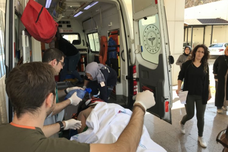Bursa'da sepet ters d&ouml;nd&uuml;, iki iş&ccedil;i beton zemine d&uuml;şt&uuml;