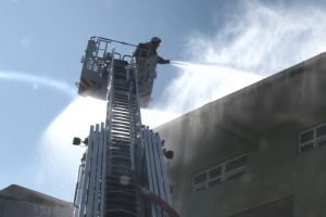 İstanbul Esenyurt'ta korkutan &ccedil;atı yangını